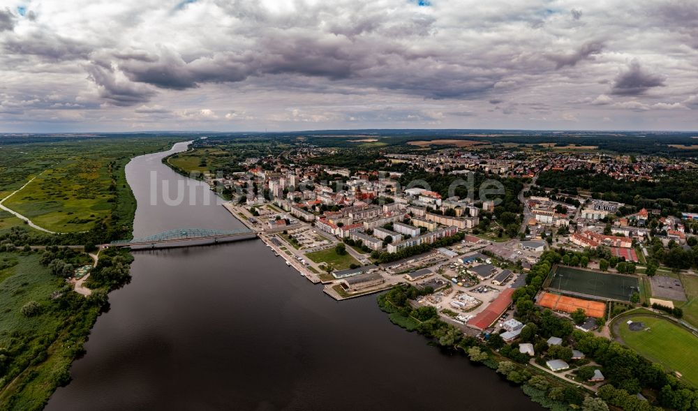 Luftbild Gryfino - Stadtzentrum im Innenstadtbereich am Ufer des Flußverlaufes der Oder in Gryfino in Zachodniopomorskie, Polen