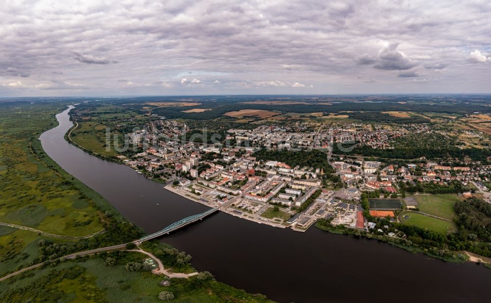 Luftaufnahme Gryfino - Stadtzentrum im Innenstadtbereich am Ufer des Flußverlaufes der Oder in Gryfino in Zachodniopomorskie, Polen