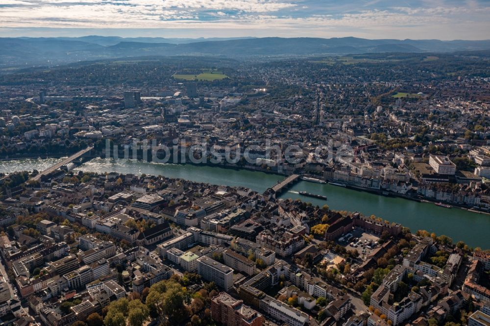Basel von oben - Stadtzentrum im Innenstadtbereich am Ufer des Flußverlaufes des Rhein in Basel, Schweiz