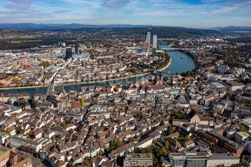 Basel aus der Vogelperspektive: Stadtzentrum im Innenstadtbereich am Ufer des Flußverlaufes des Rhein in Basel, Schweiz