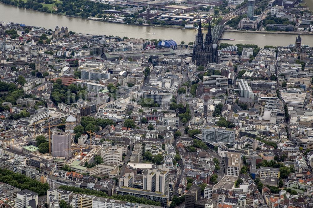 Luftaufnahme Köln - Stadtzentrum im Innenstadtbereich am Ufer des Flußverlaufes des Rhein im Ortsteil Altstadt in Köln im Bundesland Nordrhein-Westfalen, Deutschland