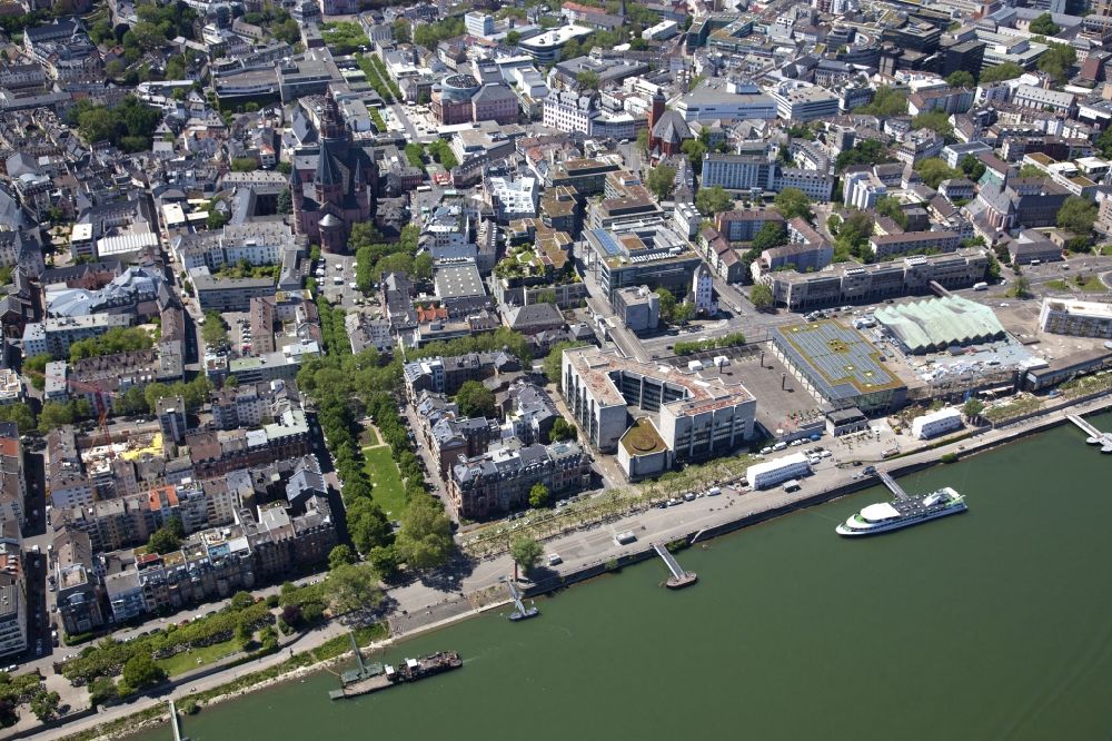 Luftaufnahme Mainz - Stadtzentrum im Innenstadtbereich am Ufer des Flußverlaufes des Rhein im Ortsteil Altstadt in Mainz im Bundesland Rheinland-Pfalz, Deutschland