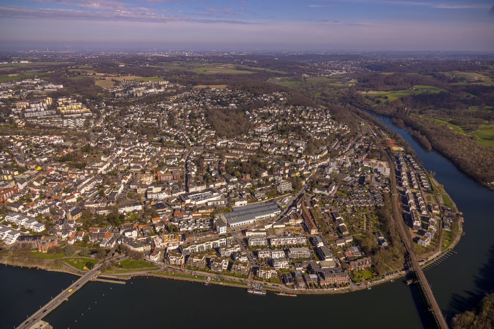 Luftbild Kettwig - Stadtzentrum im Innenstadtbereich am Ufer des Flußverlaufes Ruhr in Kettwig im Bundesland Nordrhein-Westfalen
