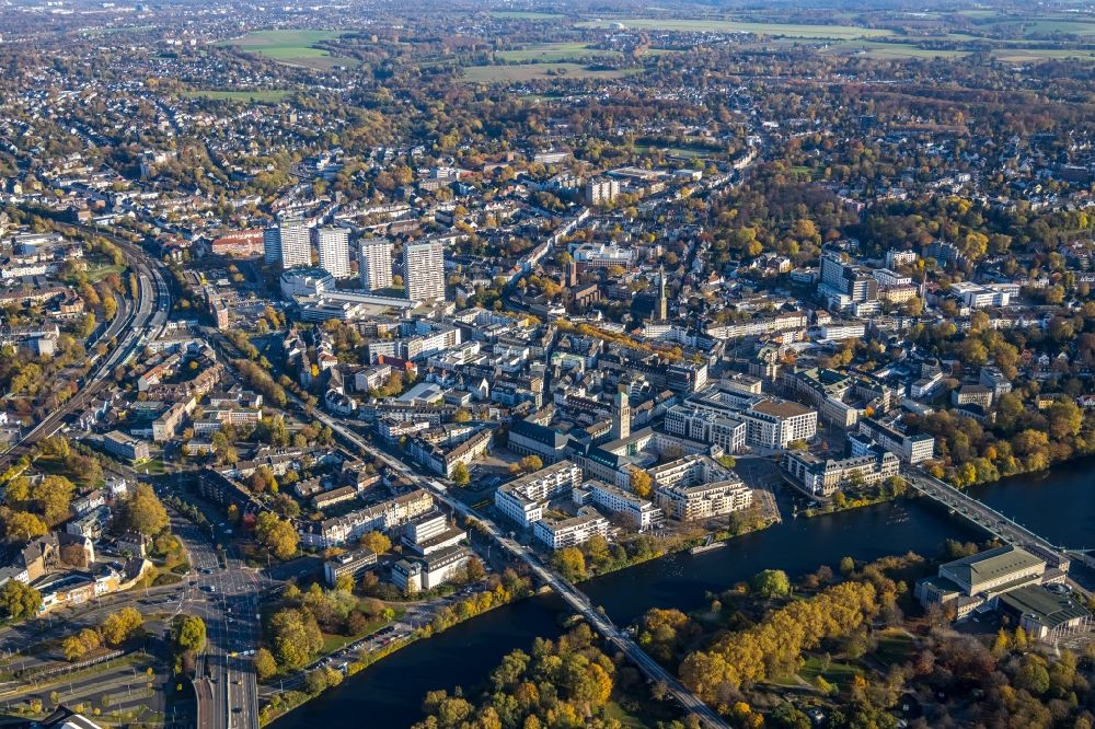 Luftbild Mülheim an der Ruhr - Stadtzentrum im Innenstadtbereich am Ufer des Flußverlaufes der Ruhr in Mülheim an der Ruhr im Bundesland Nordrhein-Westfalen, Deutschland
