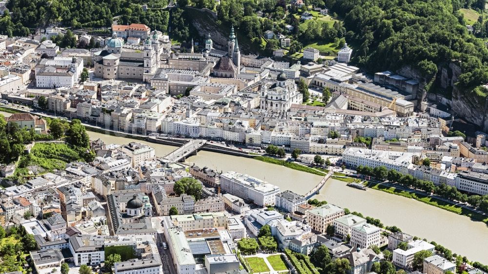 Luftbild Salzburg - Stadtzentrum im Innenstadtbereich am Ufer des Flußverlaufes der Salzach in Salzburg in Österreich