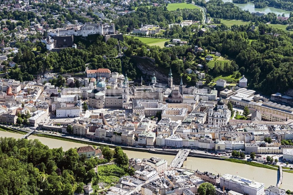Luftbild Salzburg - Stadtzentrum im Innenstadtbereich am Ufer des Flußverlaufes der Salzach in Salzburg in Österreich