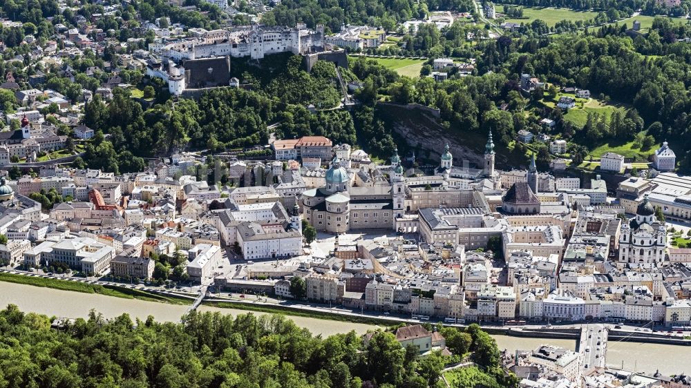 Salzburg von oben - Stadtzentrum im Innenstadtbereich am Ufer des Flußverlaufes der Salzach in Salzburg in Österreich
