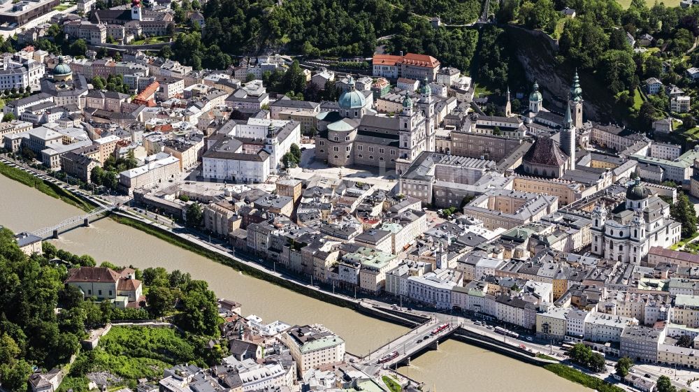 Salzburg aus der Vogelperspektive: Stadtzentrum im Innenstadtbereich am Ufer des Flußverlaufes der Salzach in Salzburg in Österreich