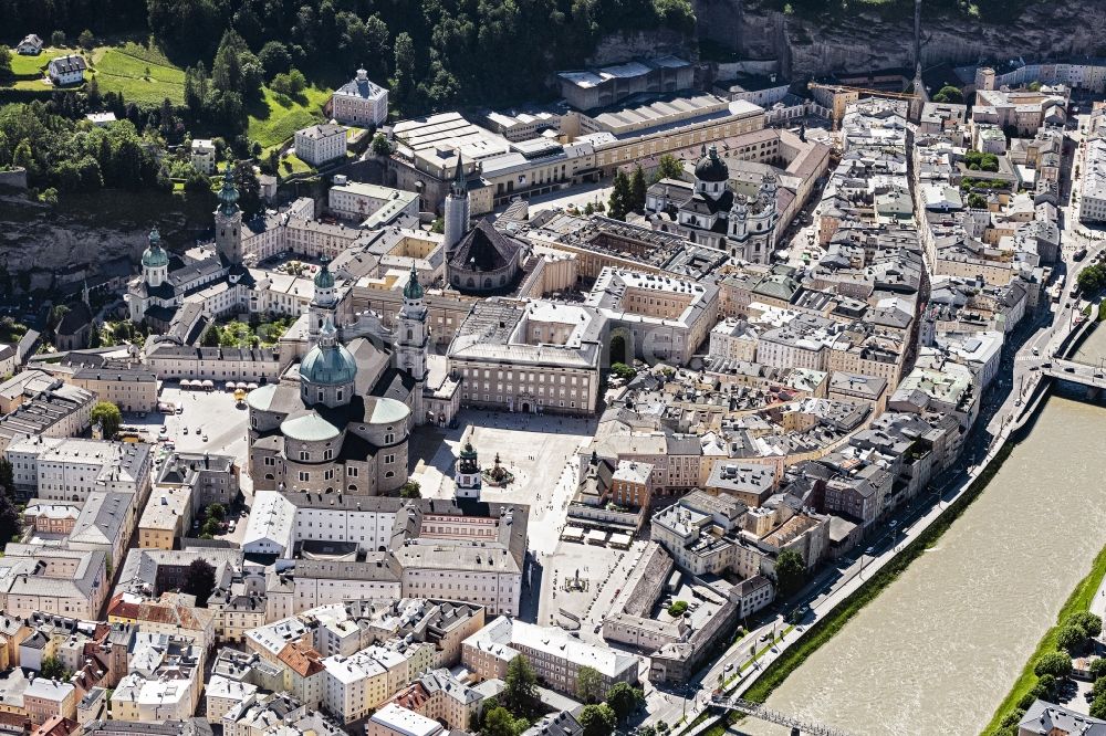 Luftaufnahme Salzburg - Stadtzentrum im Innenstadtbereich am Ufer des Flußverlaufes der Salzach in Salzburg in Österreich