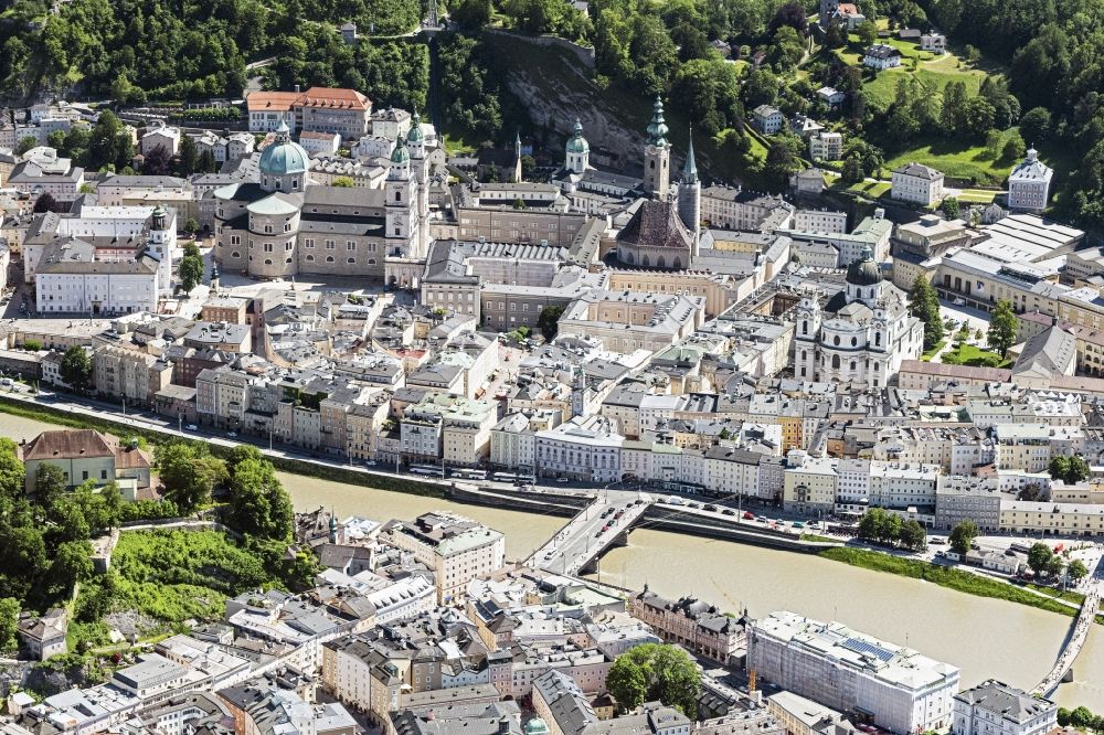 Salzburg von oben - Stadtzentrum im Innenstadtbereich am Ufer des Flußverlaufes der Salzach in Salzburg in Österreich