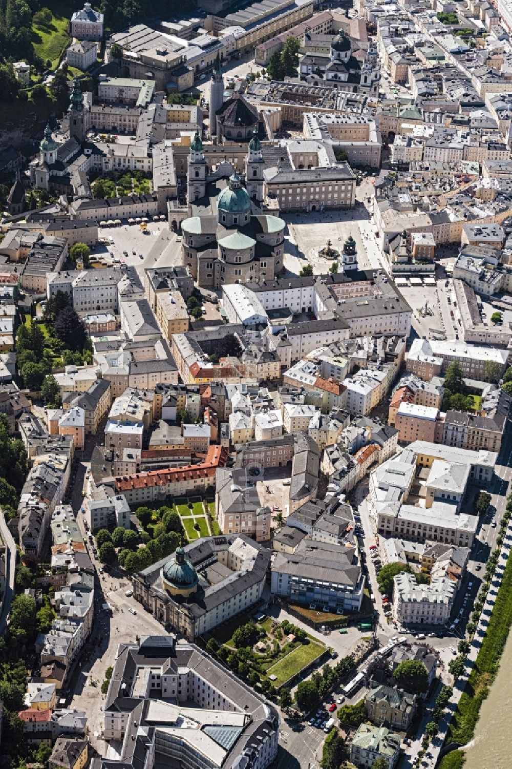 Luftaufnahme Salzburg - Stadtzentrum im Innenstadtbereich am Ufer des Flußverlaufes der Salzach in Salzburg in Österreich