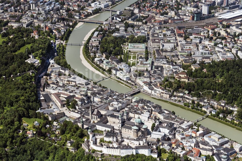 Salzburg aus der Vogelperspektive: Stadtzentrum im Innenstadtbereich am Ufer des Flußverlaufes der Salzach in Salzburg in Österreich