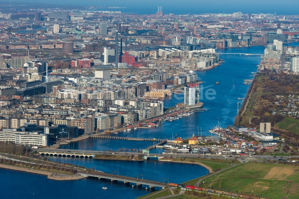 Luftaufnahme Kopenhagen - Stadtzentrum im Innenstadtbereich am Ufer des Flußverlaufes Sluselobet im Ortsteil Sydhavnen in Kopenhagen in Region Hovedstaden, Dänemark