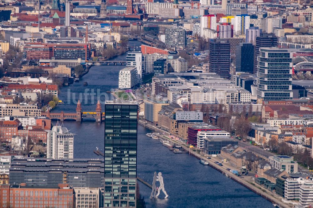 Berlin aus der Vogelperspektive: Stadtzentrum im Innenstadtbereich am Ufer des Flußverlaufes der Spree in Berlin, Deutschland