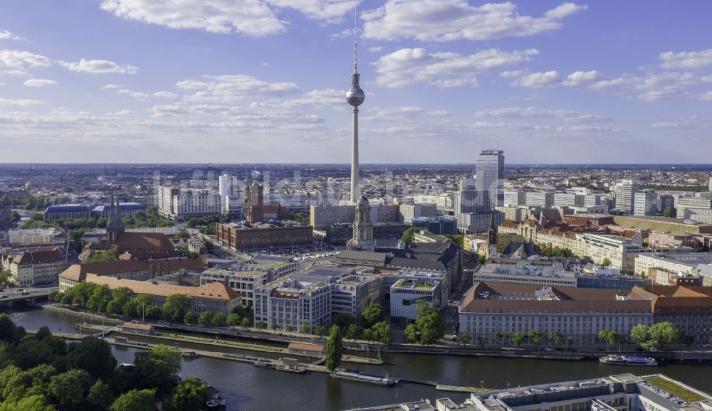 Luftaufnahme Berlin - Stadtzentrum im Innenstadtbereich am Ufer des Flußverlaufes der Spree im Ortsteil Mitte in Berlin, Deutschland
