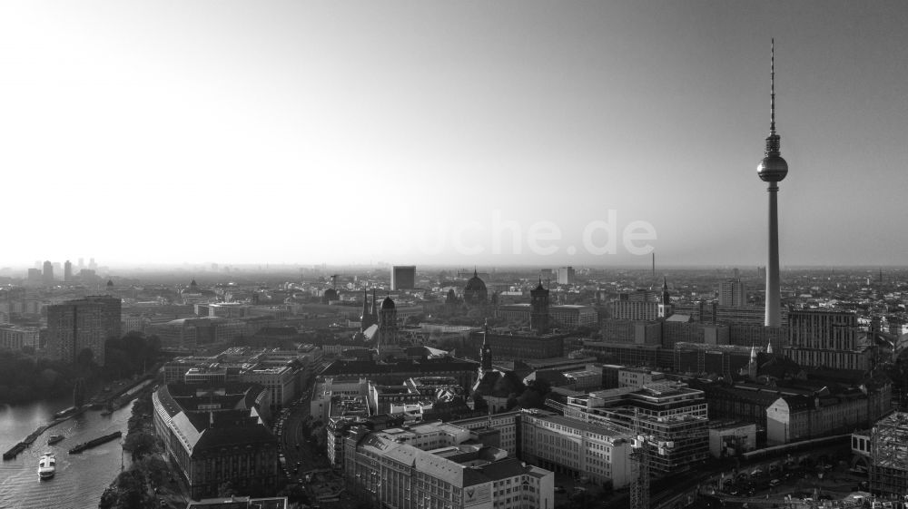 Luftbild Berlin - Stadtzentrum im Innenstadtbereich am Ufer des Flußverlaufes der Spree im Ortsteil Mitte in Berlin, Deutschland
