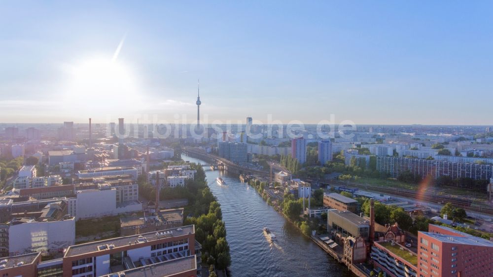 Luftbild Berlin - Stadtzentrum im Innenstadtbereich am Ufer des Flußverlaufes der Spree im Ortsteil Mitte in Berlin, Deutschland