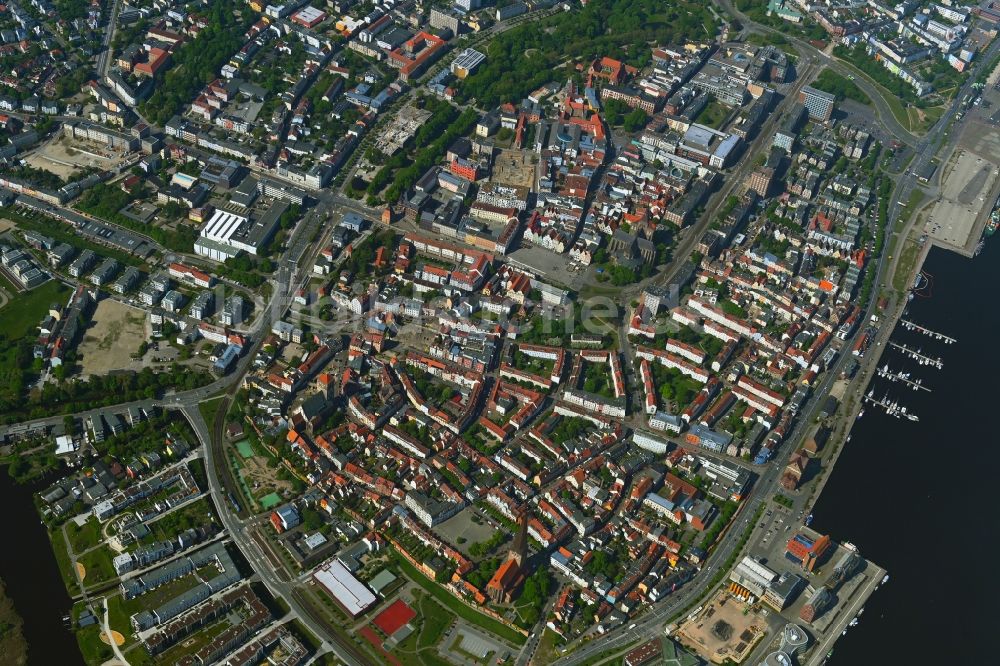 Luftbild Rostock - Stadtzentrum im Innenstadtbereich am Ufer des Flußverlaufes der Unterwarnow im Ortsteil Altstadt in Rostock im Bundesland Mecklenburg-Vorpommern, Deutschland
