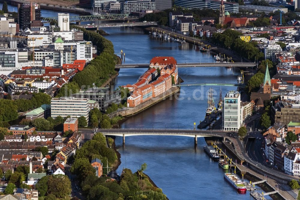 Bremen von oben - Stadtzentrum im Innenstadtbereich am Ufer des Flußverlaufes der Weser in Bremen, Deutschland
