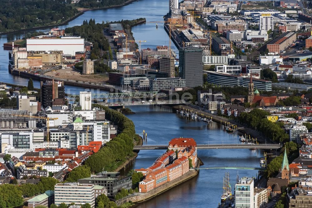 Bremen aus der Vogelperspektive: Stadtzentrum im Innenstadtbereich am Ufer des Flußverlaufes der Weser in Bremen, Deutschland