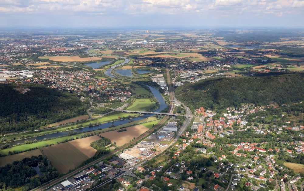 Luftaufnahme Porta Westfalica - Stadtzentrum im Innenstadtbereich am Ufer des Flußverlaufes der Weser im Ortsteil Holzhausen in Porta Westfalica im Bundesland Nordrhein-Westfalen, Deutschland