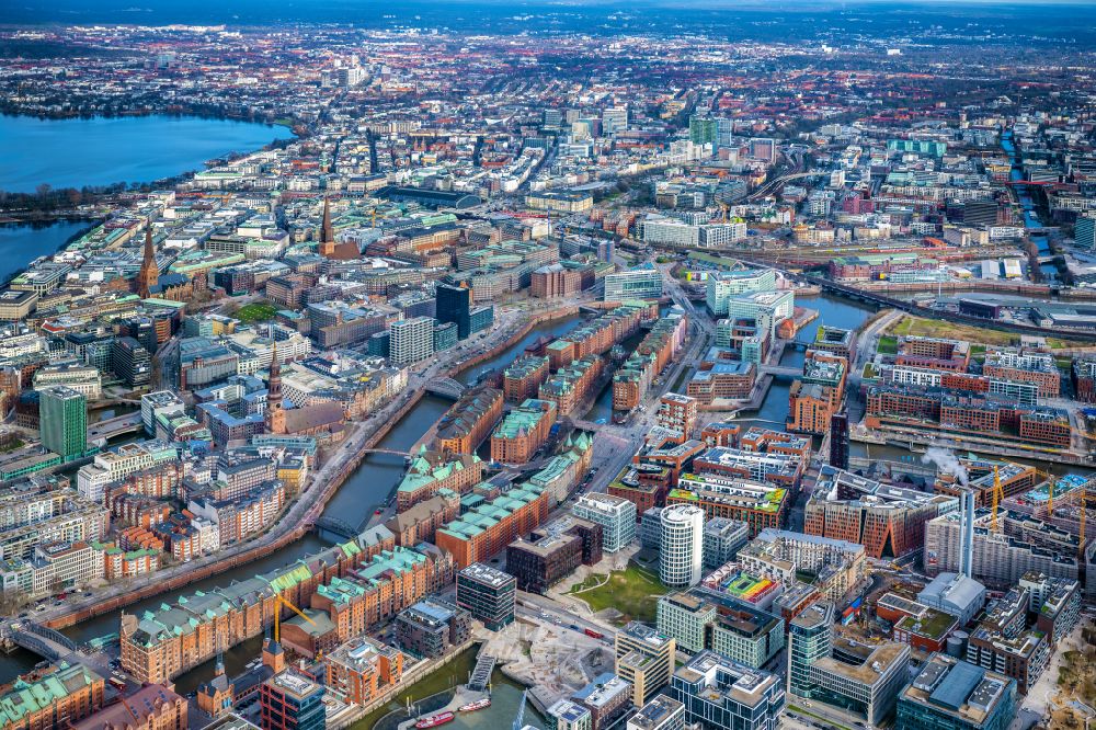 Hamburg von oben - Stadtzentrum im Innenstadtbereich am Ufer des Flußverlaufes des Zollkanal in Hamburg, Deutschland