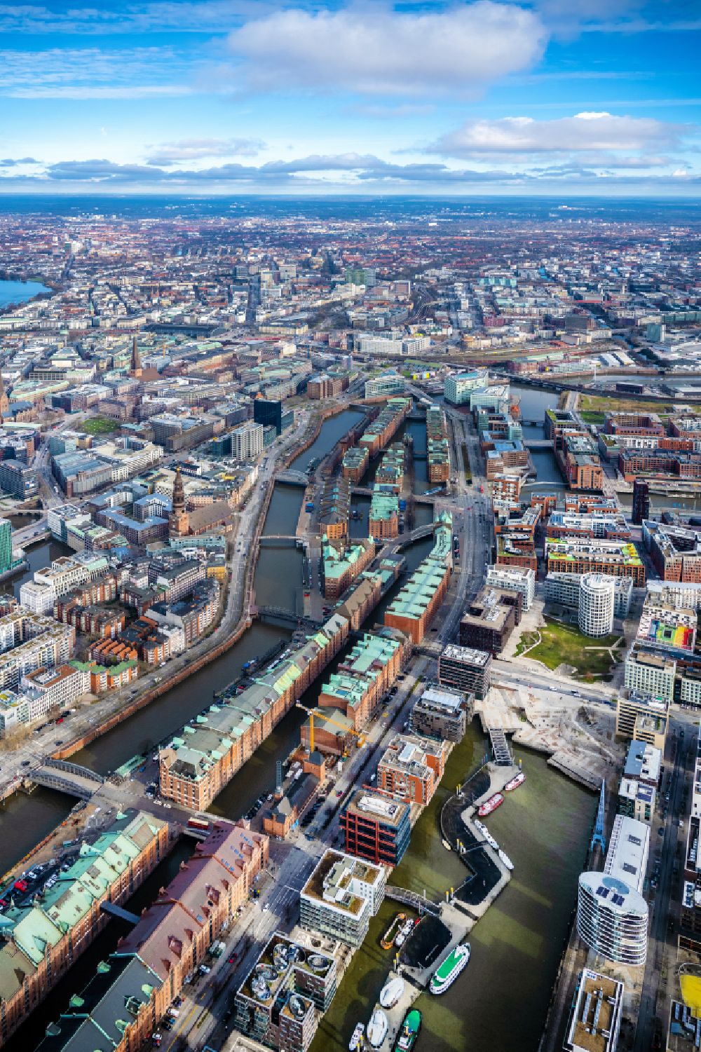 Hamburg aus der Vogelperspektive: Stadtzentrum im Innenstadtbereich am Ufer des Flußverlaufes des Zollkanal in Hamburg, Deutschland