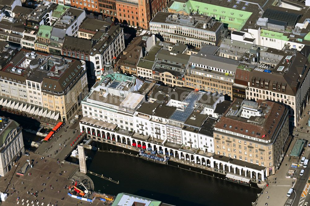Luftbild Hamburg - Stadtzentrum im Innenstadtbereich am Ufer der Kleine Alster im Ortsteil Neustadt in Hamburg, Deutschland