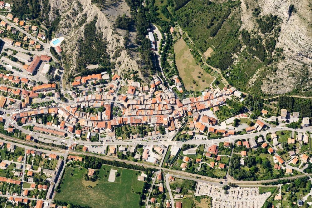 Luftbild Veynes - Stadtzentrum im Innenstadtbereich in Veynes in Provence-Alpes-Cote d'Azur, Frankreich