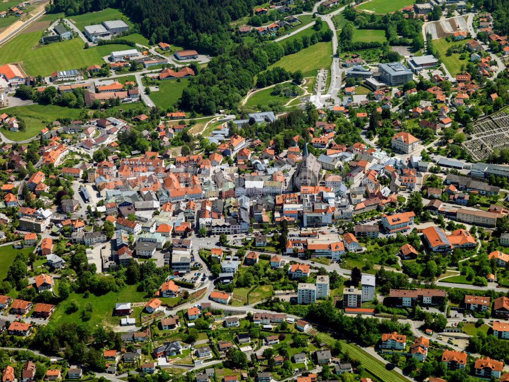 Waldkirchen aus der Vogelperspektive: Stadtzentrum im Innenstadtbereich in Waldkirchen im Bundesland Bayern, Deutschland
