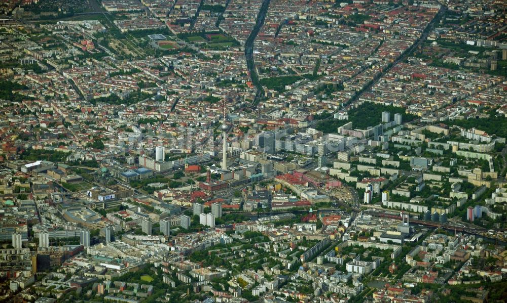 Berlin aus der Vogelperspektive: Stadtzentrum im Innenstadtbereich am Zentrum Ost in Mitte in Berlin, Deutschland
