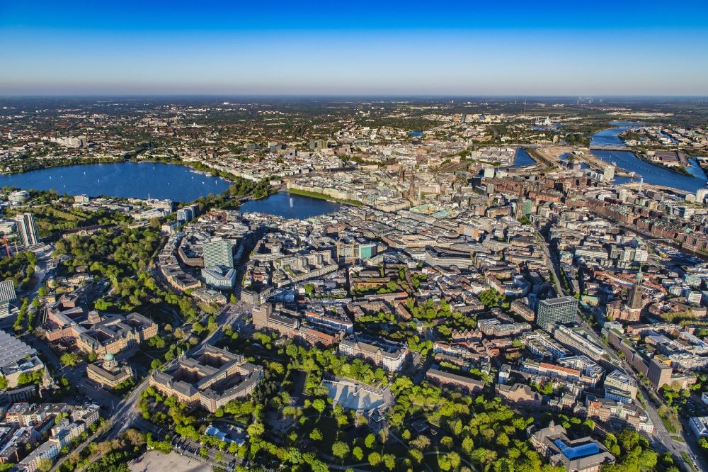 Hamburg aus der Vogelperspektive: Stadtzentrum, Neustadt und Altstadt mit Strandkai am Ufer der Elbe in Hamburg