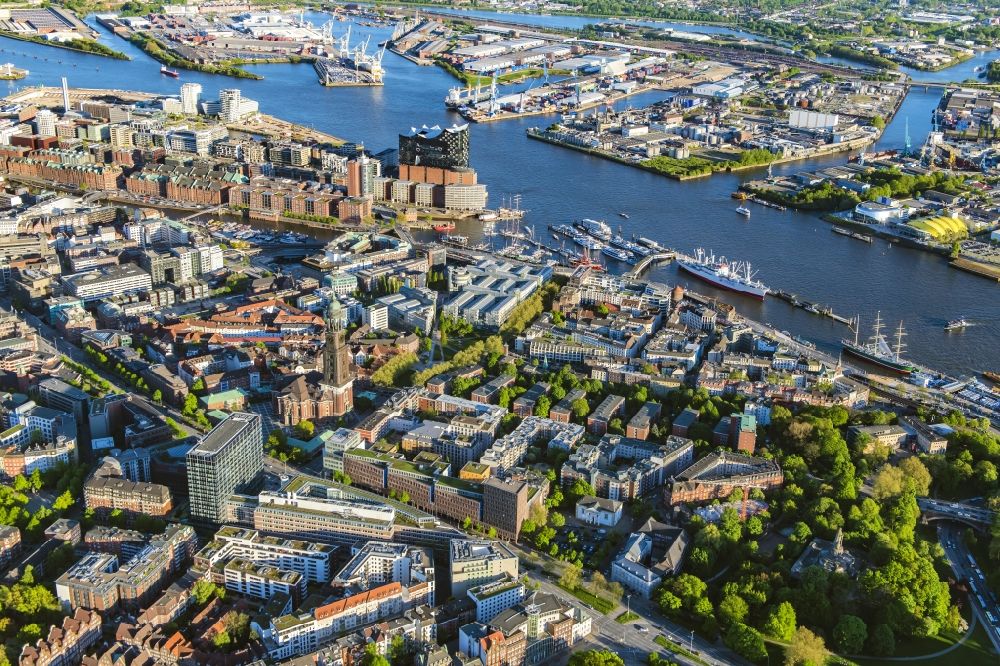 Luftbild Hamburg - Stadtzentrum, Neustadt und Altstadt mit Strandkai am Ufer der Elbe in Hamburg