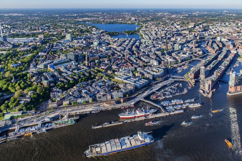 Luftbild Hamburg - Stadtzentrum, Neustadt und Altstadt mit Strandkai am Ufer der Elbe in Hamburg