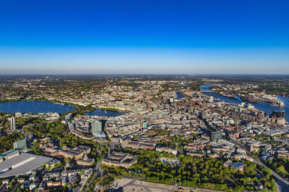 Luftaufnahme Hamburg - Stadtzentrum, Neustadt und Altstadt mit Strandkai am Ufer der Elbe in Hamburg