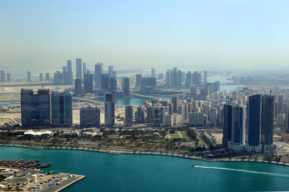 Luftaufnahme Abu Dhabi - Stadtzentrum mit der Skyline beim Heritage Park in Abu Dhabi in Vereinigte Arabische Emirate