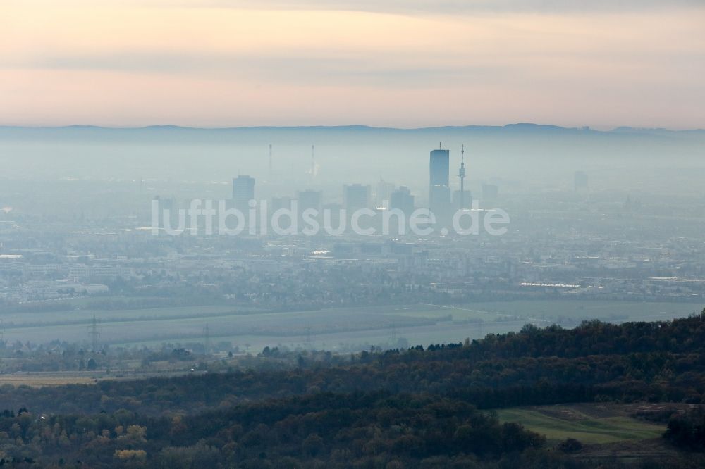 Luftbild Wien - Stadtzentrum mit der Skyline und Donauturm im Innenstadtbereich in Wien in Österreich