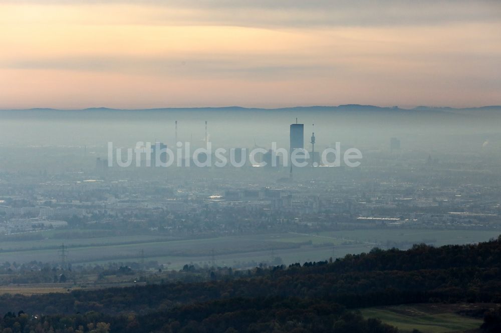 Luftaufnahme Wien - Stadtzentrum mit der Skyline und Donauturm im Innenstadtbereich in Wien in Österreich