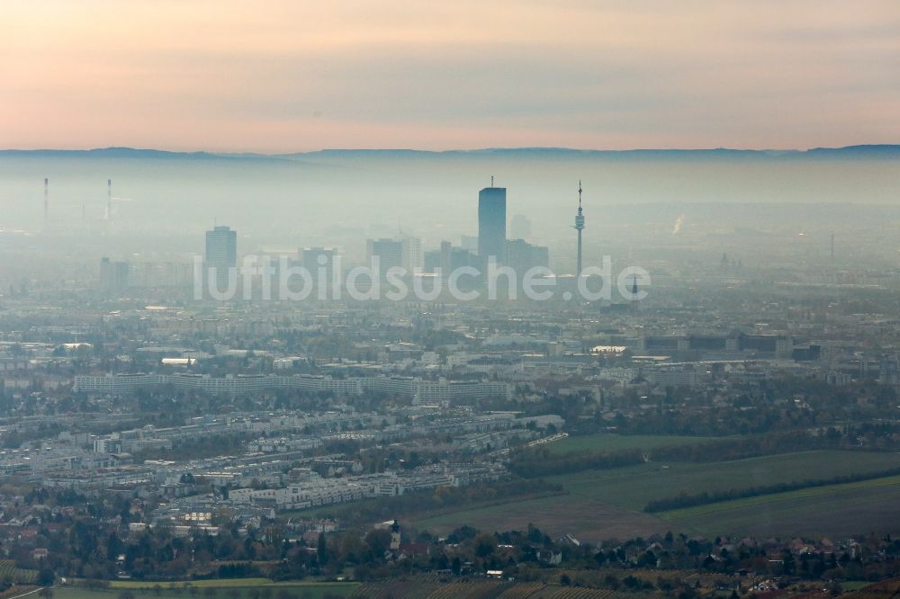 Wien von oben - Stadtzentrum mit der Skyline und Donauturm im Innenstadtbereich in Wien in Österreich