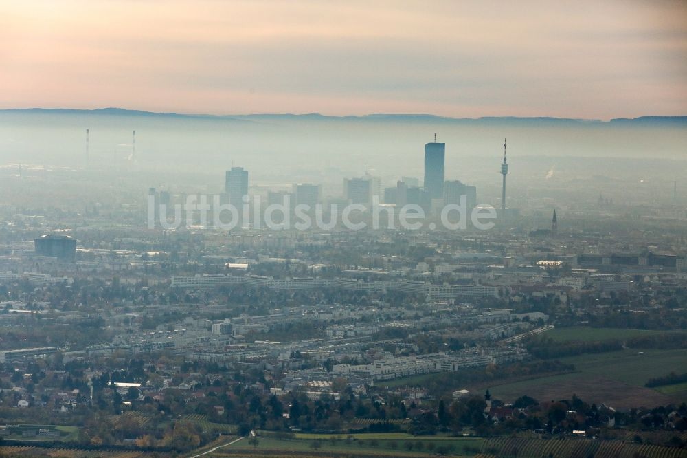 Wien aus der Vogelperspektive: Stadtzentrum mit der Skyline und Donauturm im Innenstadtbereich in Wien in Österreich