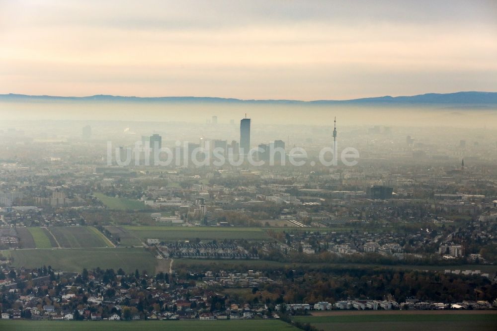 Luftbild Wien - Stadtzentrum mit der Skyline und Donauturm im Innenstadtbereich in Wien in Österreich