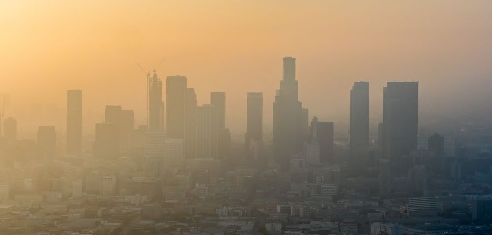 Los Angeles von oben - Stadtzentrum mit der Skyline und Hochhäusern im Dunst in Los Angeles in Kalifornien, USA