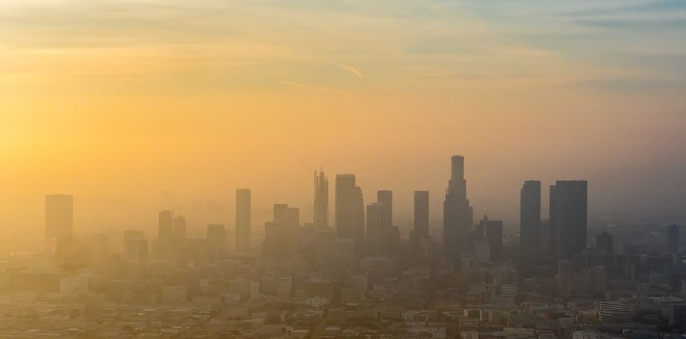 Los Angeles aus der Vogelperspektive: Stadtzentrum mit der Skyline und Hochhäusern im Dunst in Los Angeles in Kalifornien, USA
