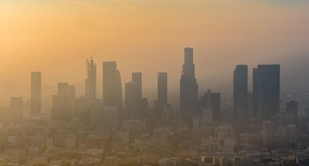 Luftbild Los Angeles - Stadtzentrum mit der Skyline und Hochhäusern im Dunst in Los Angeles in Kalifornien, USA