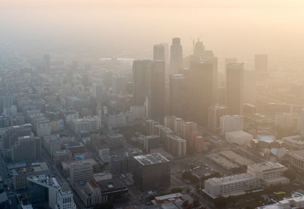 Luftaufnahme Los Angeles - Stadtzentrum mit der Skyline und Hochhäusern im Dunst in Los Angeles in Kalifornien, USA