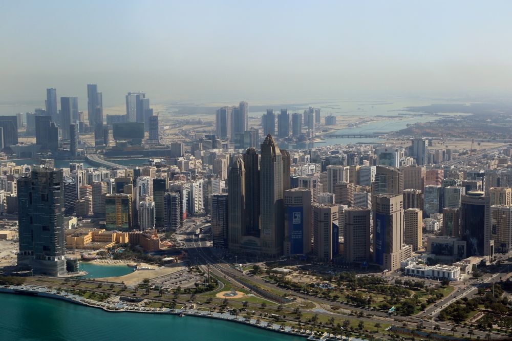 Abu Dhabi aus der Vogelperspektive: Stadtzentrum mit der Skyline im Innenstadtbereich in Abu Dhabi in Vereinigte Arabische Emirate