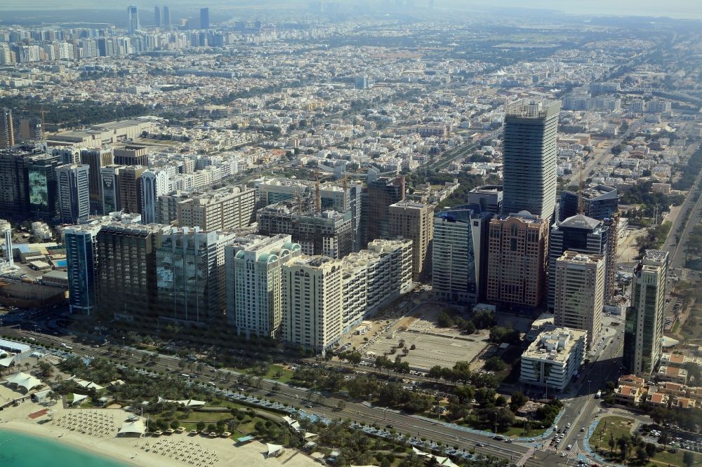 Luftbild Abu Dhabi - Stadtzentrum mit der Skyline im Innenstadtbereich in Abu Dhabi in Vereinigte Arabische Emirate