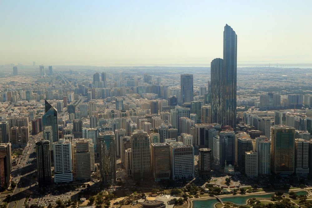 Abu Dhabi von oben - Stadtzentrum mit der Skyline im Innenstadtbereich in Abu Dhabi in Vereinigte Arabische Emirate