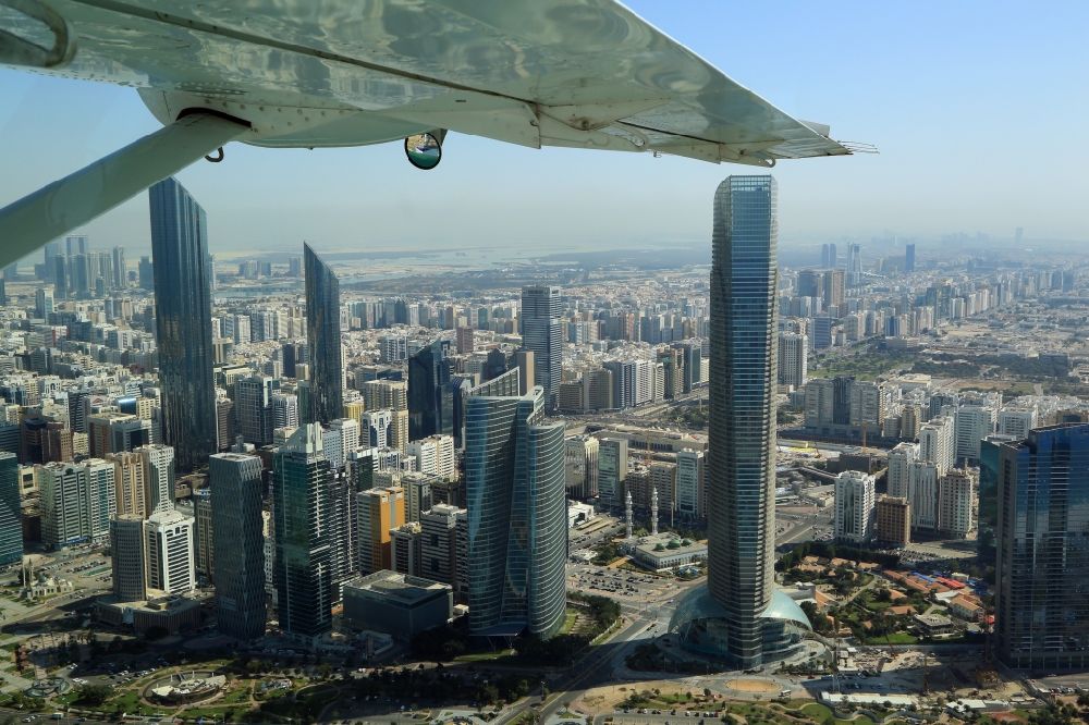 Luftaufnahme Abu Dhabi - Stadtzentrum mit der Skyline im Innenstadtbereich bei den Wolkenkratzern The Landmark und dem Investment Authority Tower in Abu Dhabi in Vereinigte Arabische Emirate