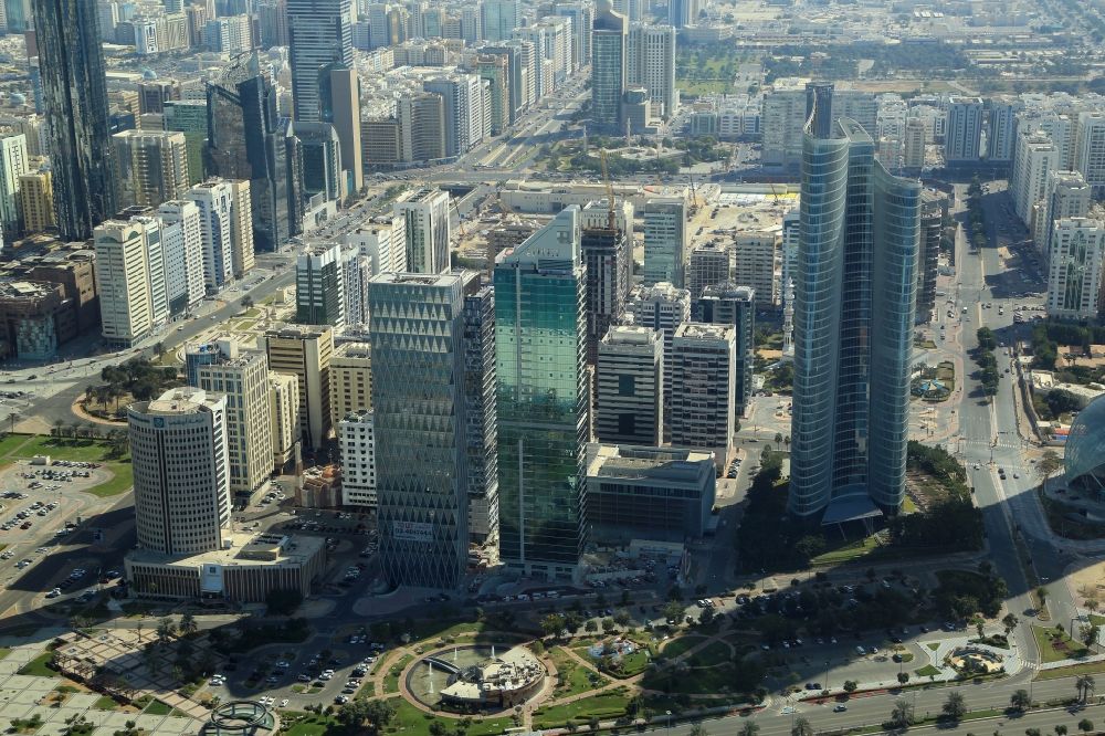 Abu Dhabi aus der Vogelperspektive: Stadtzentrum mit der Skyline im Innenstadtbereich beim Investment Authority Tower in Abu Dhabi in Vereinigte Arabische Emirate